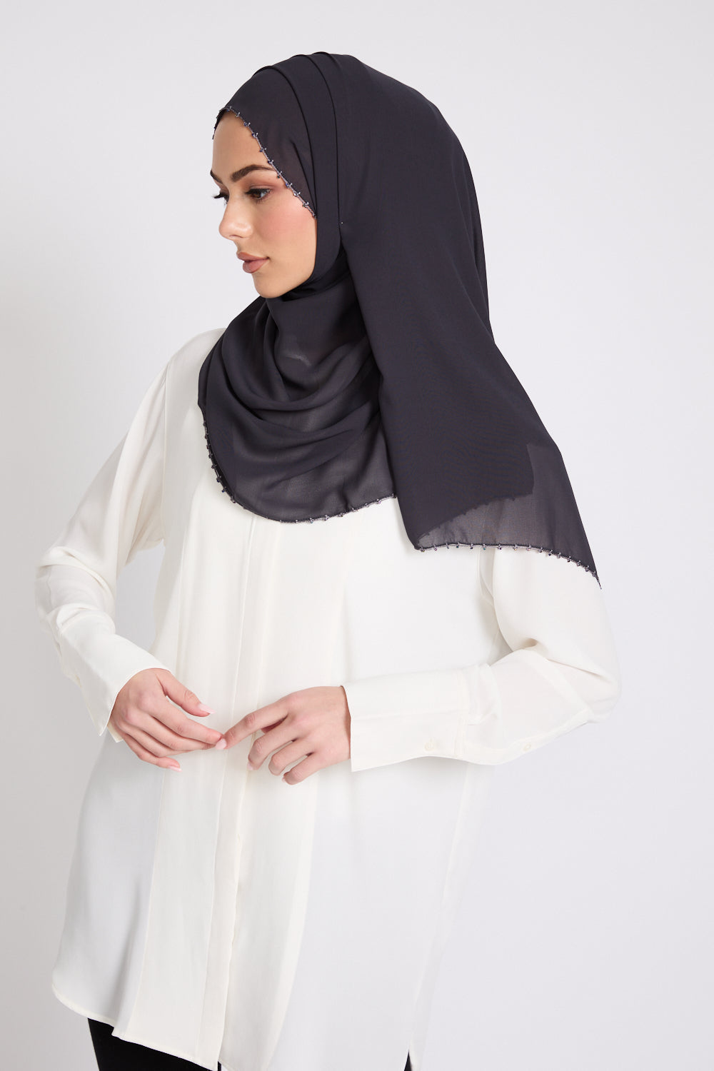 Hijab Georgette Luxe avec Détails Délicats - Zibeline Minuit