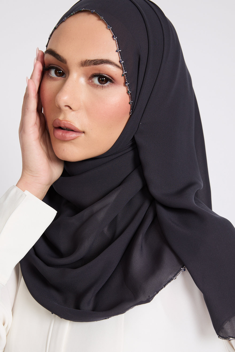 Hijab Georgette Luxe avec Détails Délicats - Zibeline Minuit