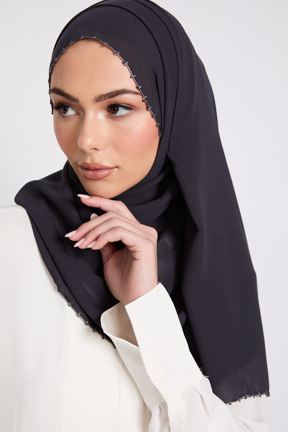 Hijab Georgette Luxe avec Détails Délicats - Zibeline Minuit