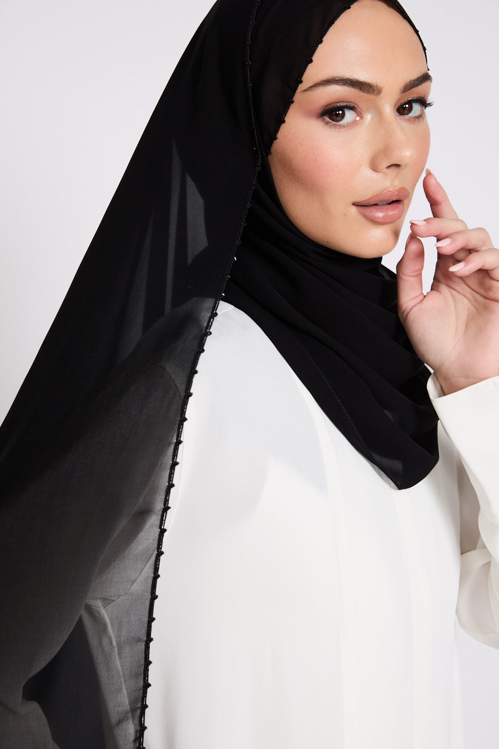 Hijab Georgette Luxe avec Détails Délicats - Noir
