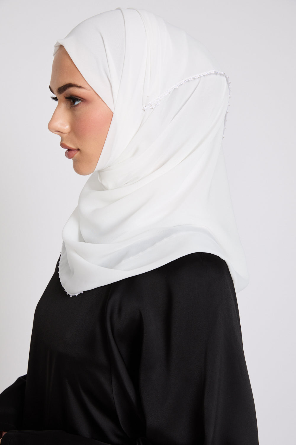 Hijab Georgette Luxe avec Détails Délicats - Blanc Cassé