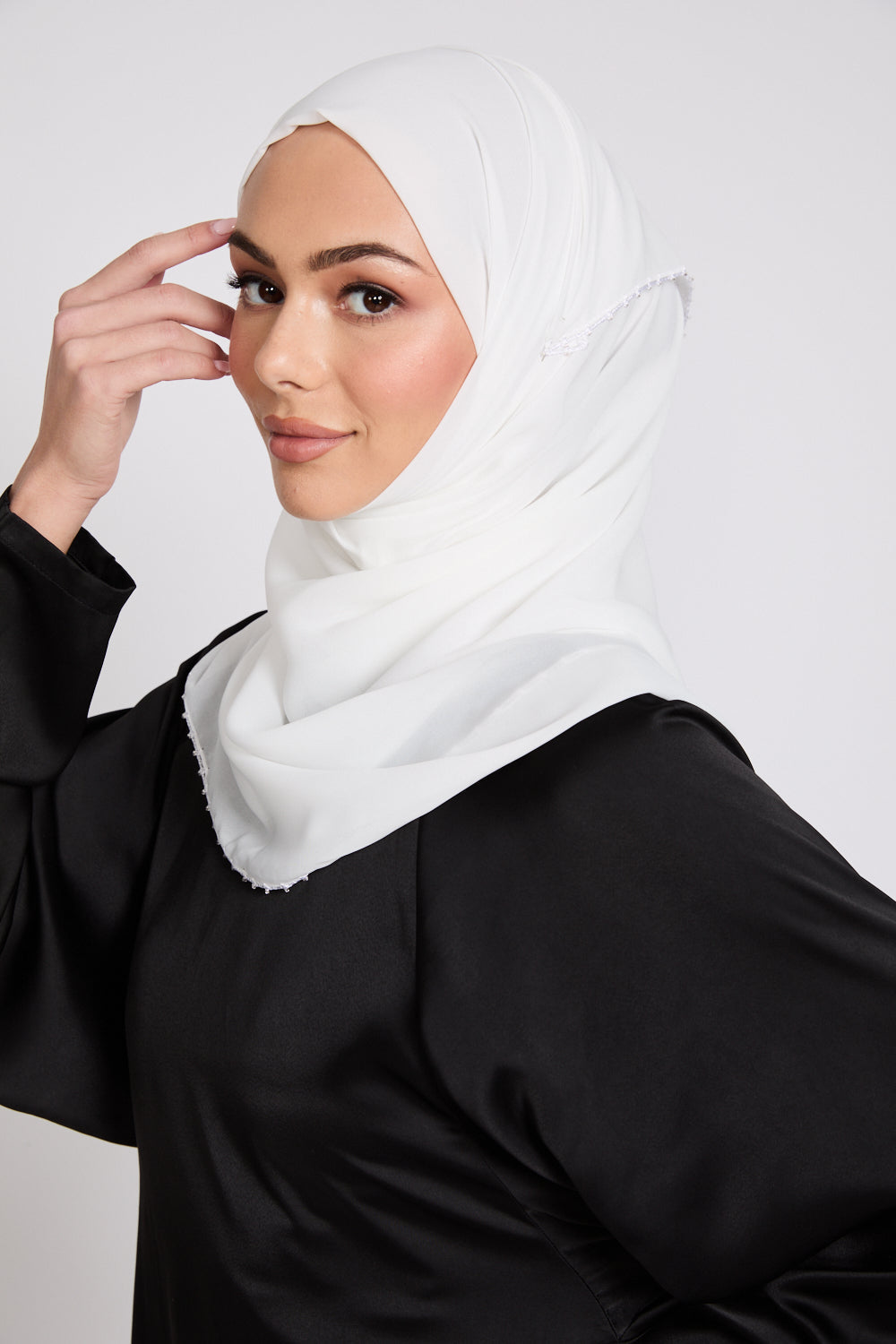 Hijab Georgette Luxe avec Détails Délicats - Blanc Cassé