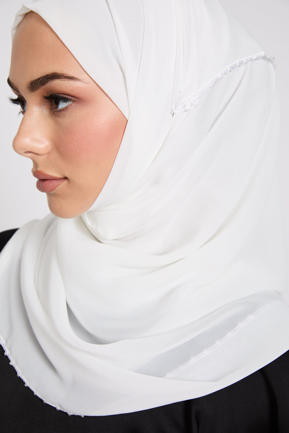 Hijab Georgette Luxe avec Détails Délicats - Blanc Cassé