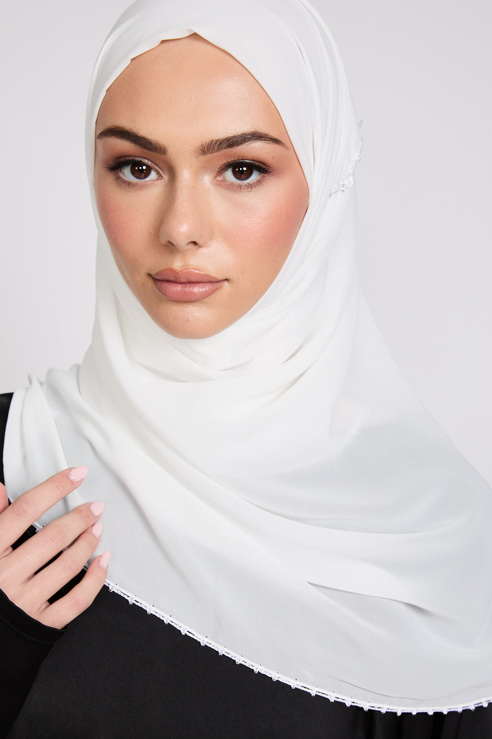 Hijab Georgette Luxe avec Détails Délicats - Blanc Cassé