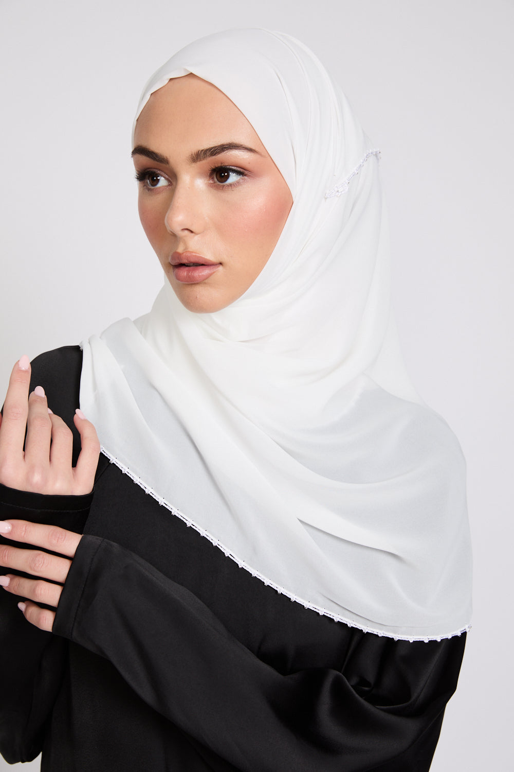Hijab Georgette Luxe avec Détails Délicats - Blanc Cassé