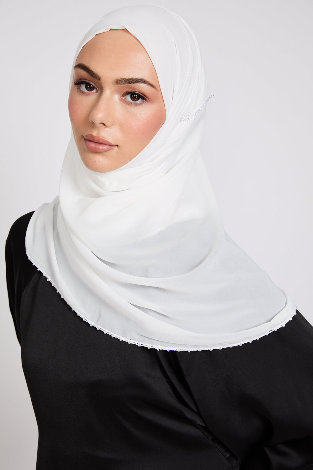 Hijab Georgette Luxe avec Détails Délicats - Blanc Cassé