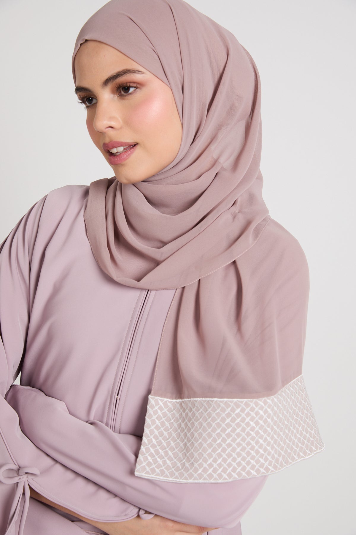 Hijab Georgette Mousseline Dentelle Brodée Brume Rose Premium