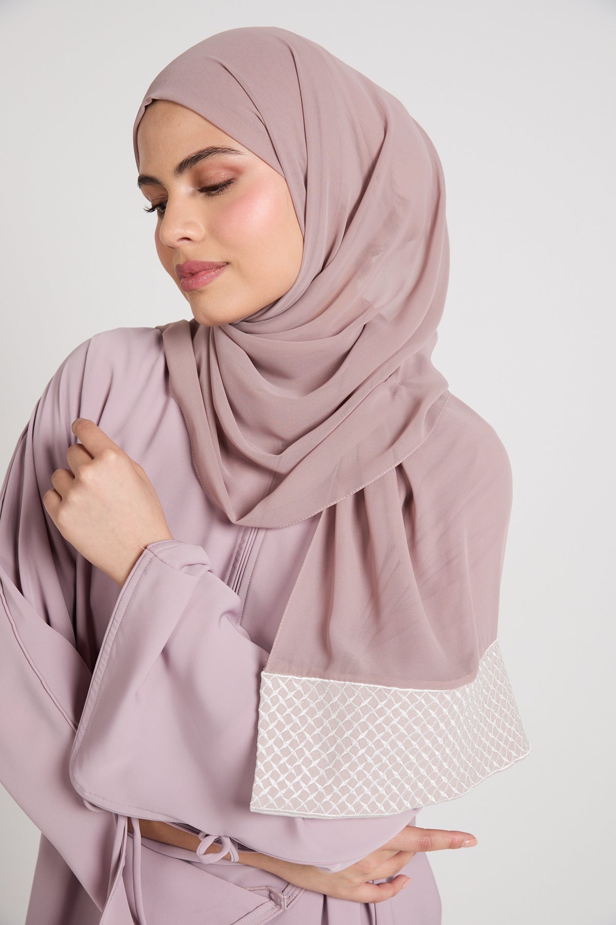 Hijab Georgette Mousseline Dentelle Brodée Brume Rose Premium