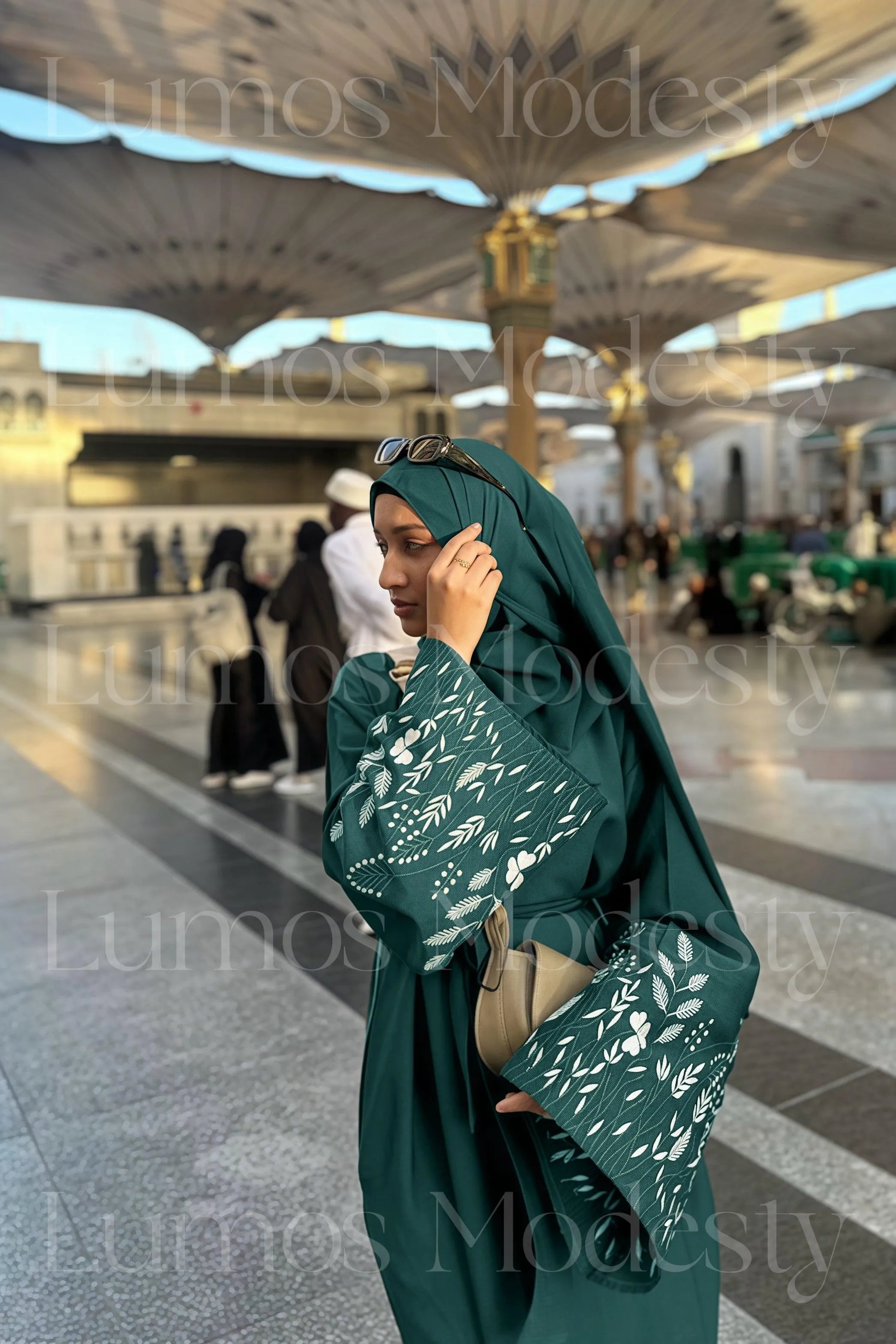 LM026 Abaya Brodée Florale Roya | Robe Maxi Satin avec Ceinture