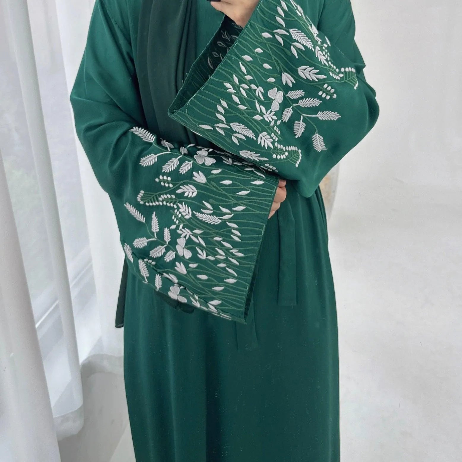 LM026 Abaya Brodée Florale Roya | Robe Maxi Satin avec Ceinture