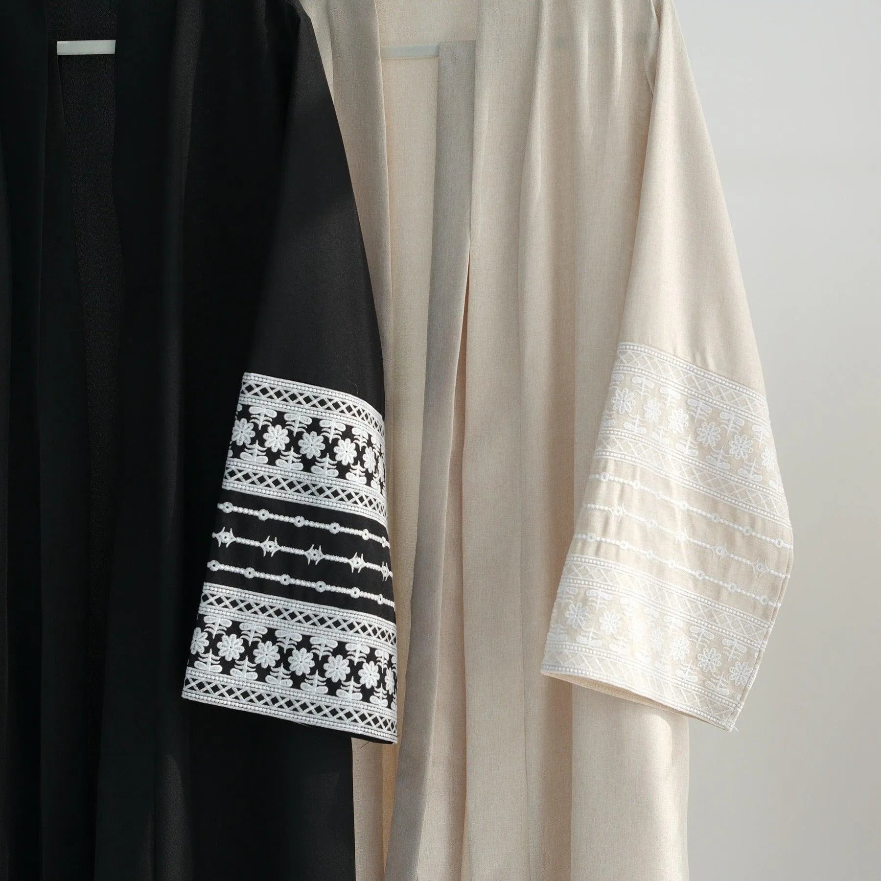 LM039 Abaya Lin Brodée avec Ceinture & Poches | Style Ouvert Modeste pour Aïd et Quotidien