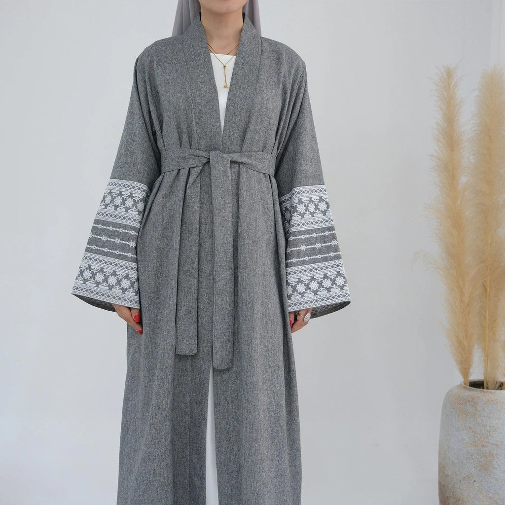 LM039 Abaya Lin Brodée avec Ceinture & Poches | Style Ouvert Modeste pour Aïd et Quotidien