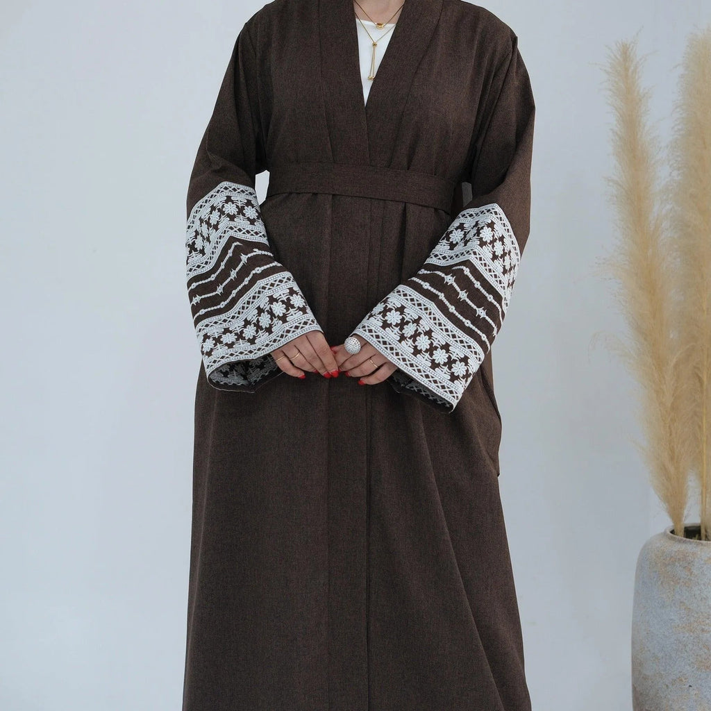 LM039 Abaya Lin Brodée avec Ceinture & Poches | Style Ouvert Modeste pour Aïd et Quotidien