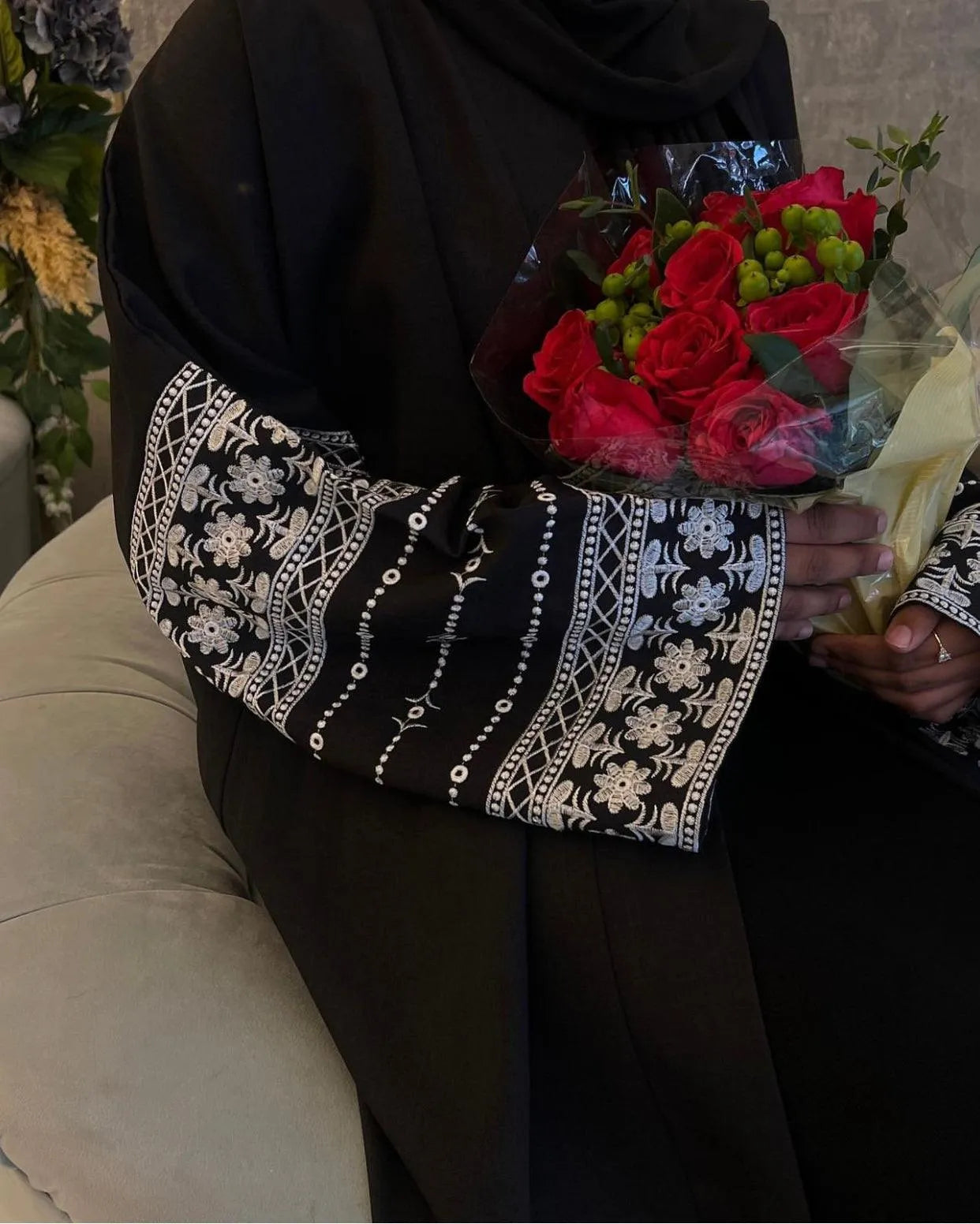 LM039 Abaya Lin Brodée avec Ceinture & Poches | Style Ouvert Modeste pour Aïd et Quotidien