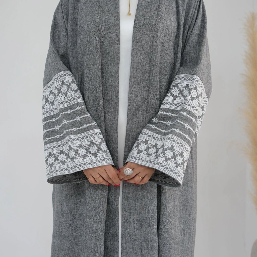 LM039 Abaya Lin Brodée avec Ceinture & Poches | Style Ouvert Modeste pour Aïd et Quotidien