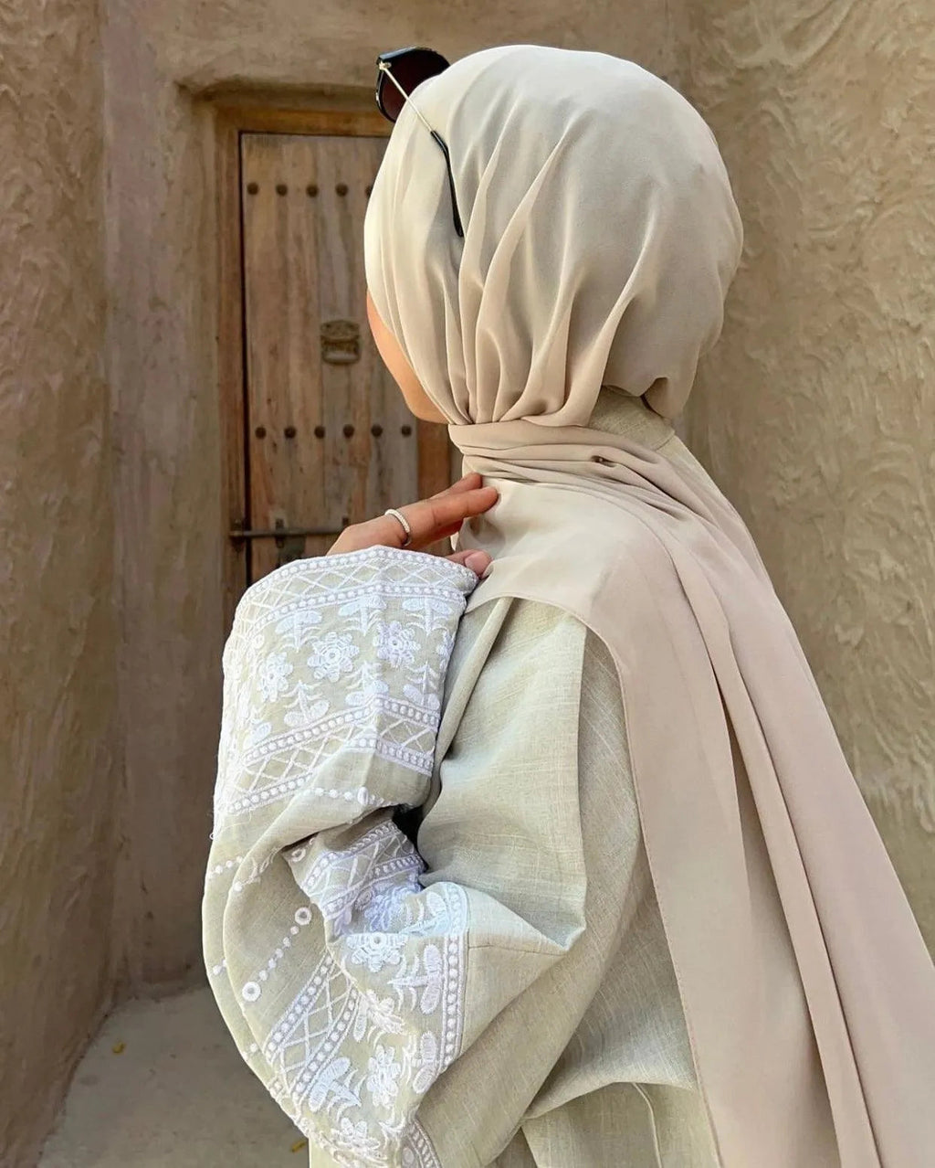 LM039 Abaya Lin Brodée avec Ceinture & Poches | Style Ouvert Modeste pour Aïd et Quotidien