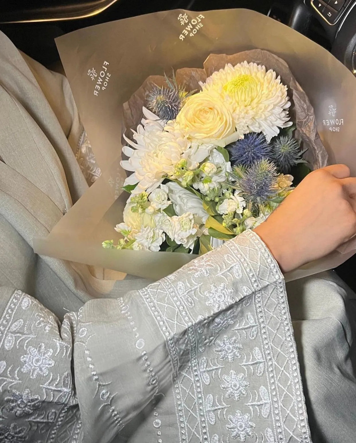 LM039 Abaya Lin Brodée avec Ceinture & Poches | Style Ouvert Modeste pour Aïd et Quotidien