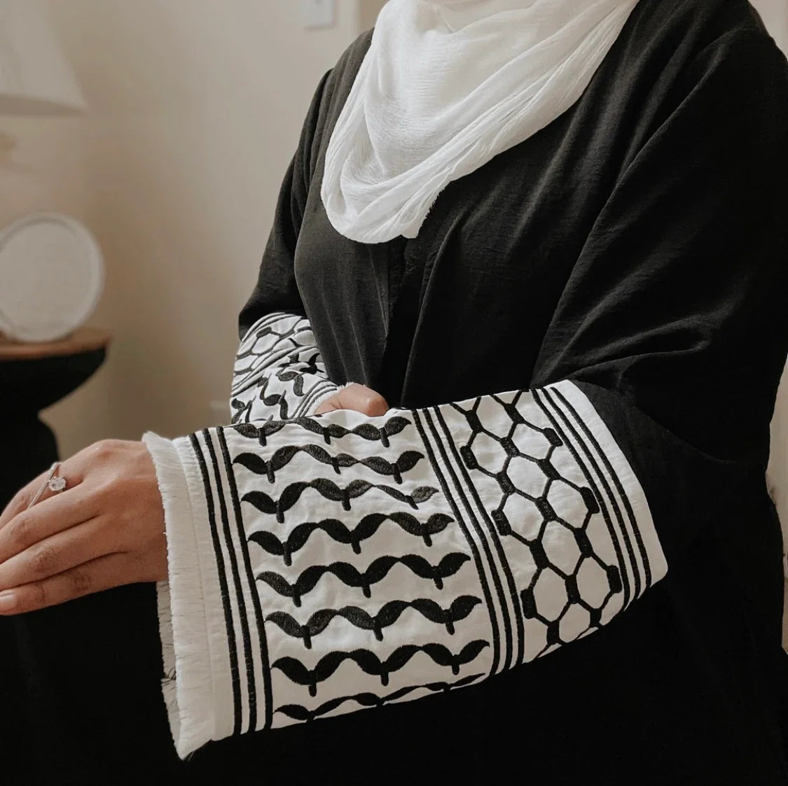 LM046 Abaya Kimono Modeste Inspirée Keffieh | Design Ceinture & Glands