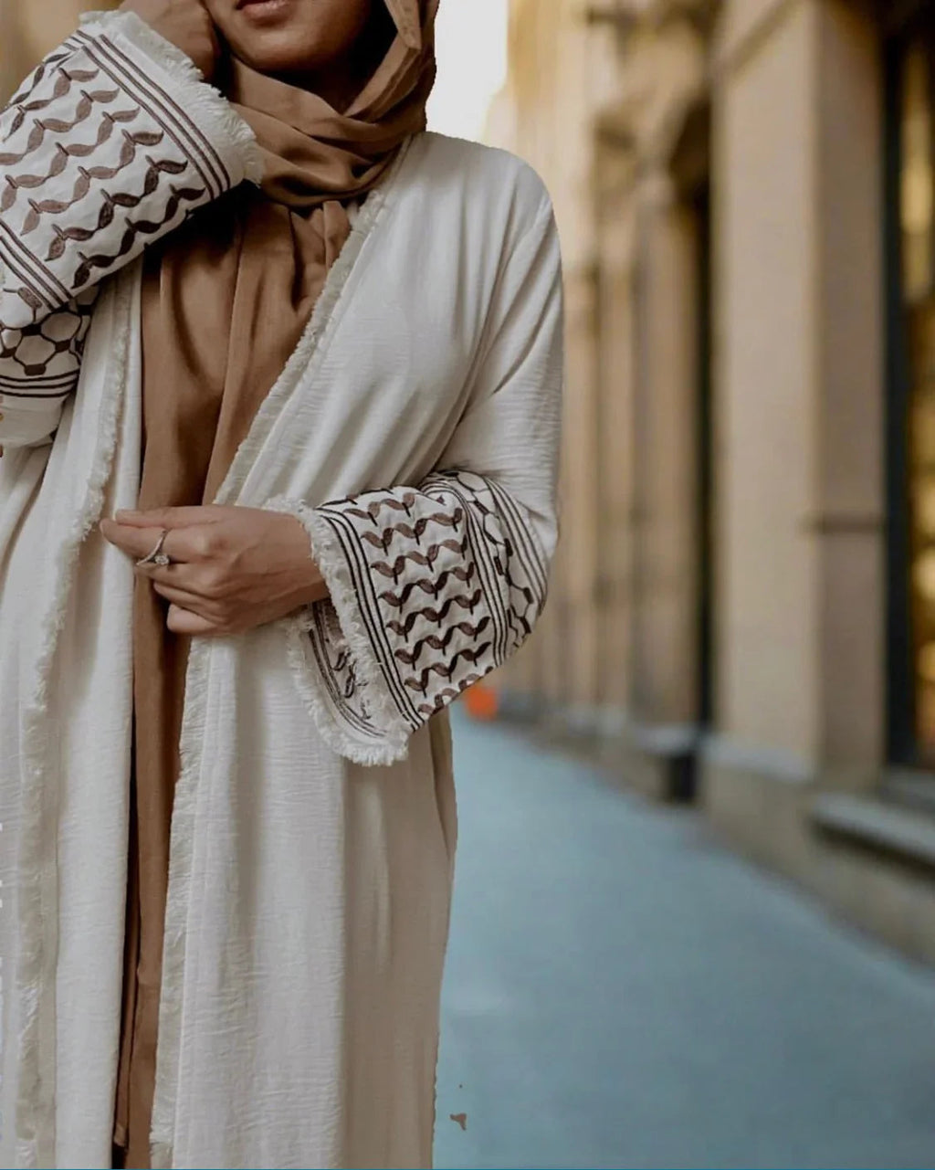 LM046 Abaya Kimono Modeste Inspirée Keffieh | Design Ceinture & Glands