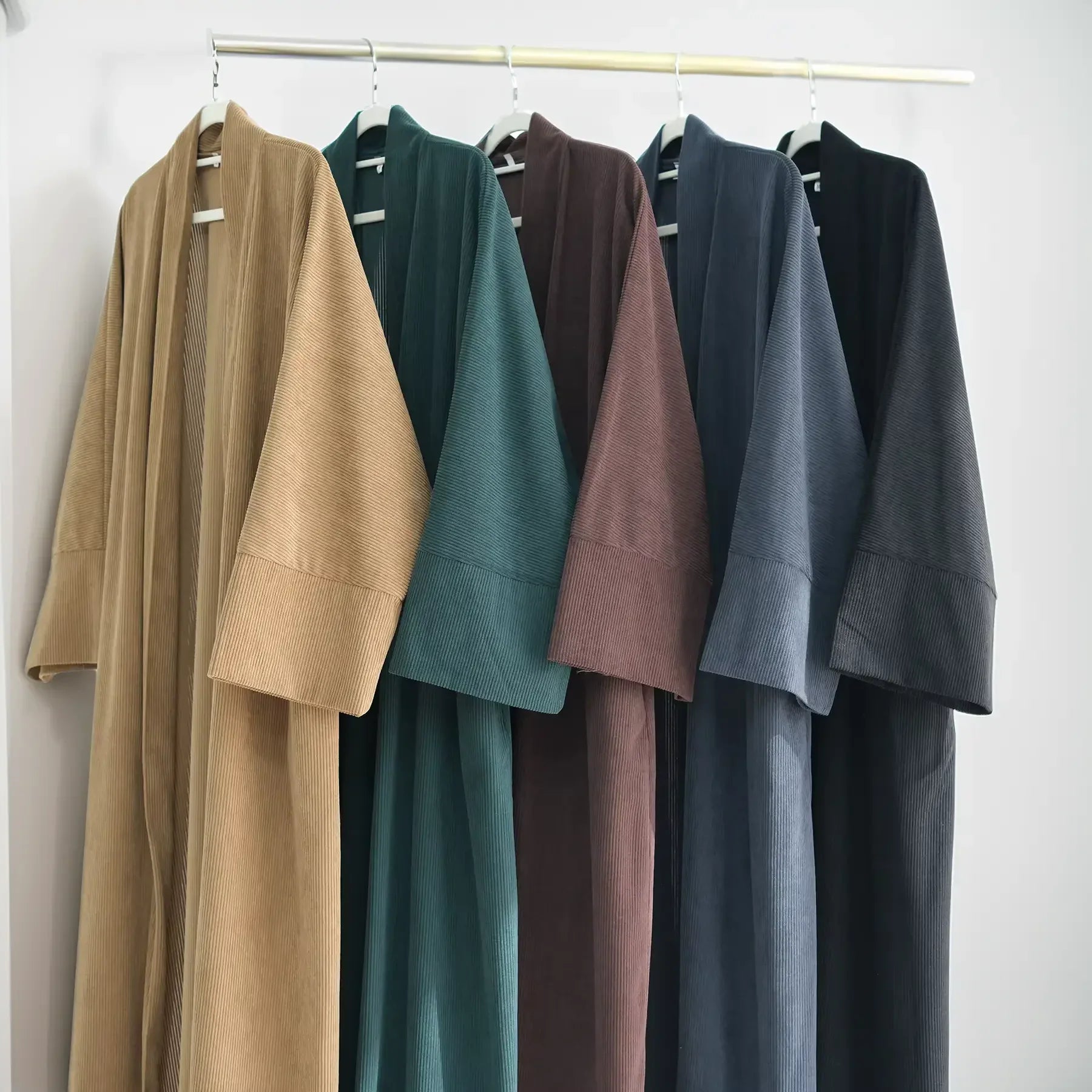 LM052 Abaya Hiver Velours Côtelé | Style Ouvert Douillet avec Manches Fermées pour Tenue Modeste