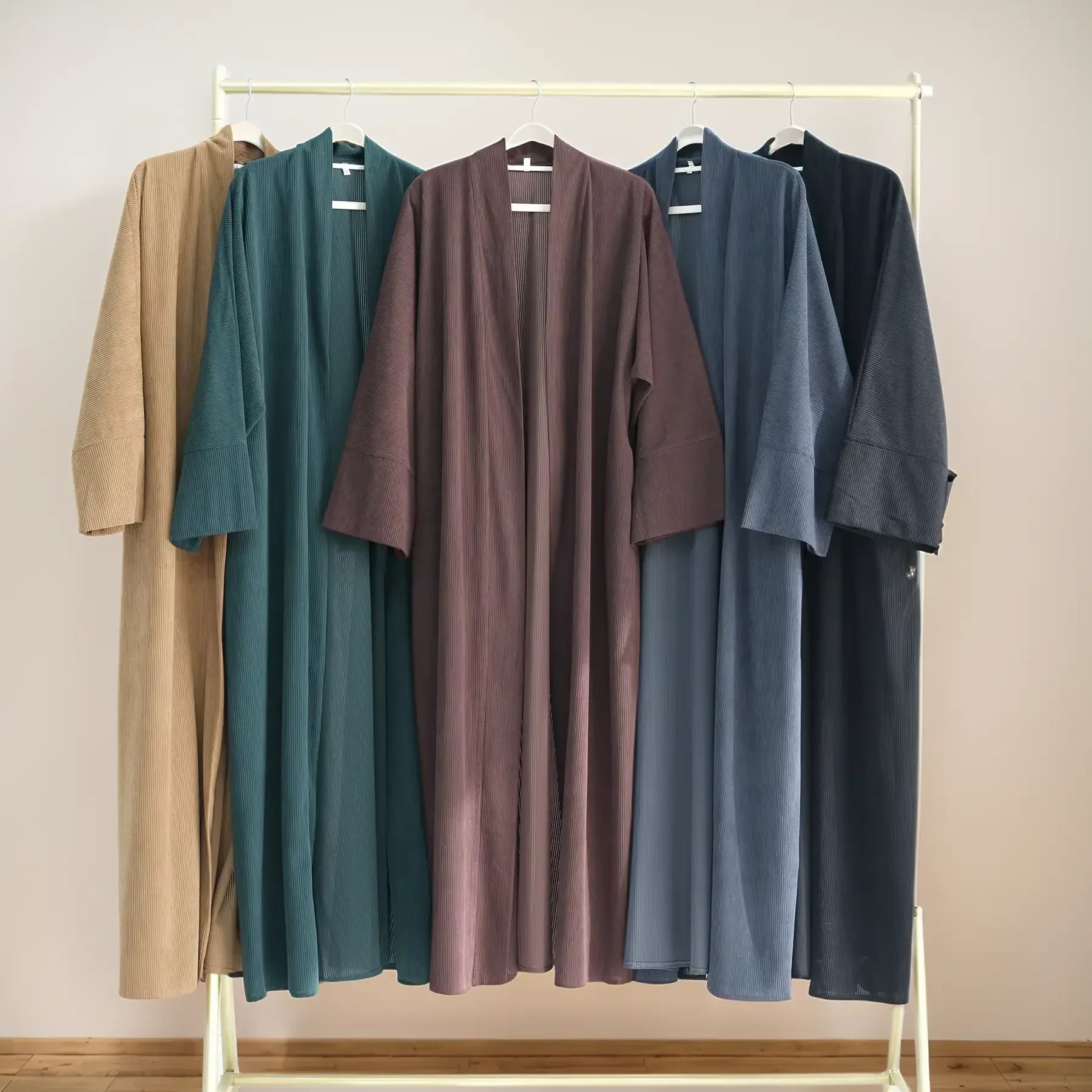 LM052 Abaya Hiver Velours Côtelé | Style Ouvert Douillet avec Manches Fermées pour Tenue Modeste
