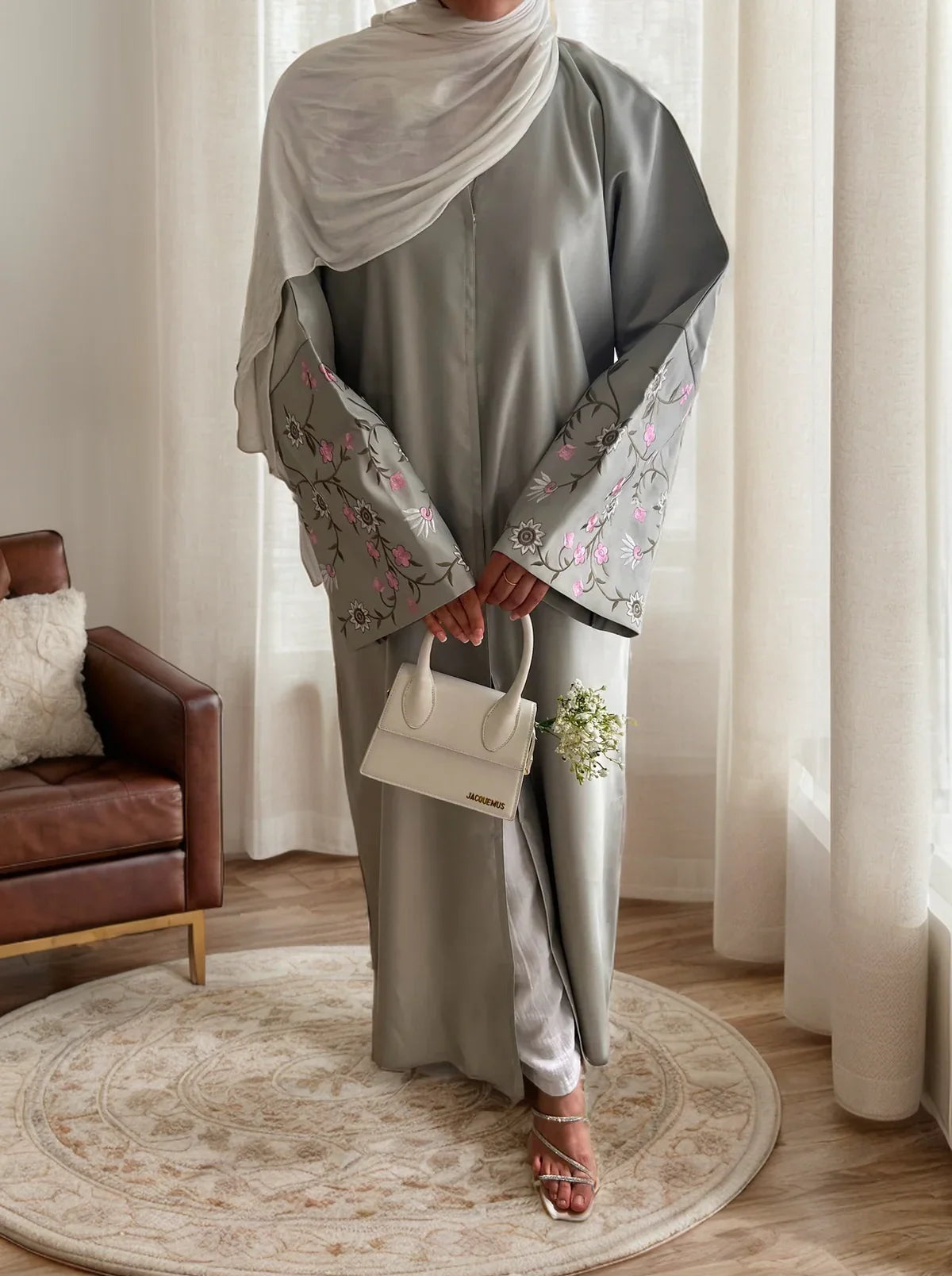 LM054 Abaya Satin Florale Ouverte | Style Khaleeji Brodé pour Aïd et Modestie Quotidienne