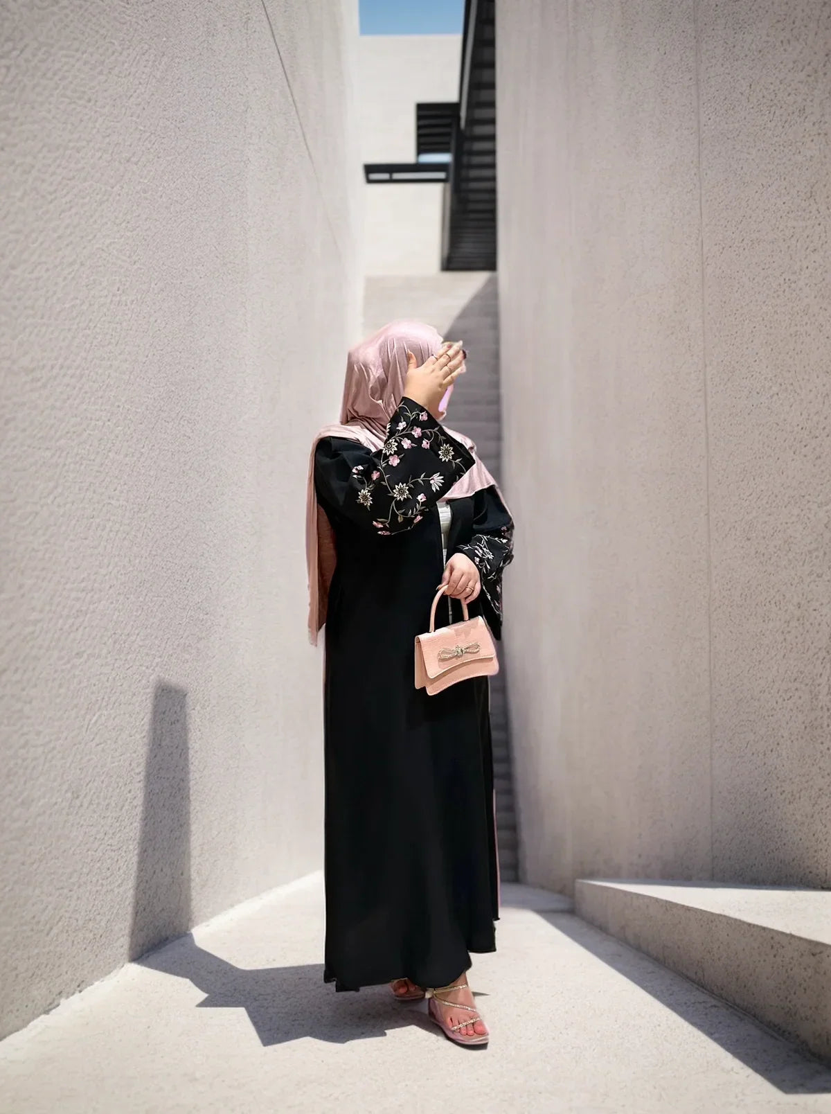 LM054 Abaya Satin Florale Ouverte | Style Khaleeji Brodé pour Aïd et Modestie Quotidienne