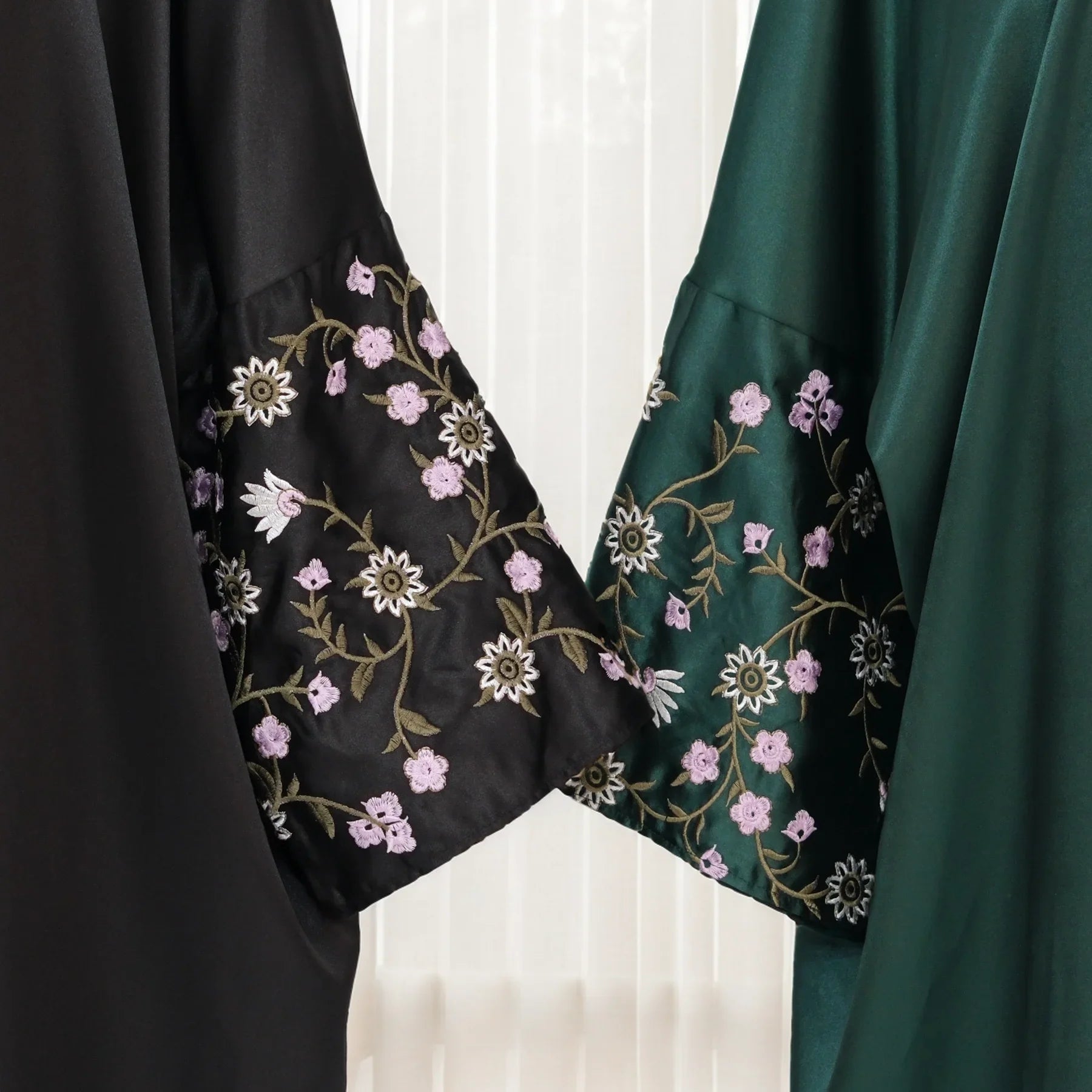 LM054 Abaya Satin Florale Ouverte | Style Khaleeji Brodé pour Aïd et Modestie Quotidienne