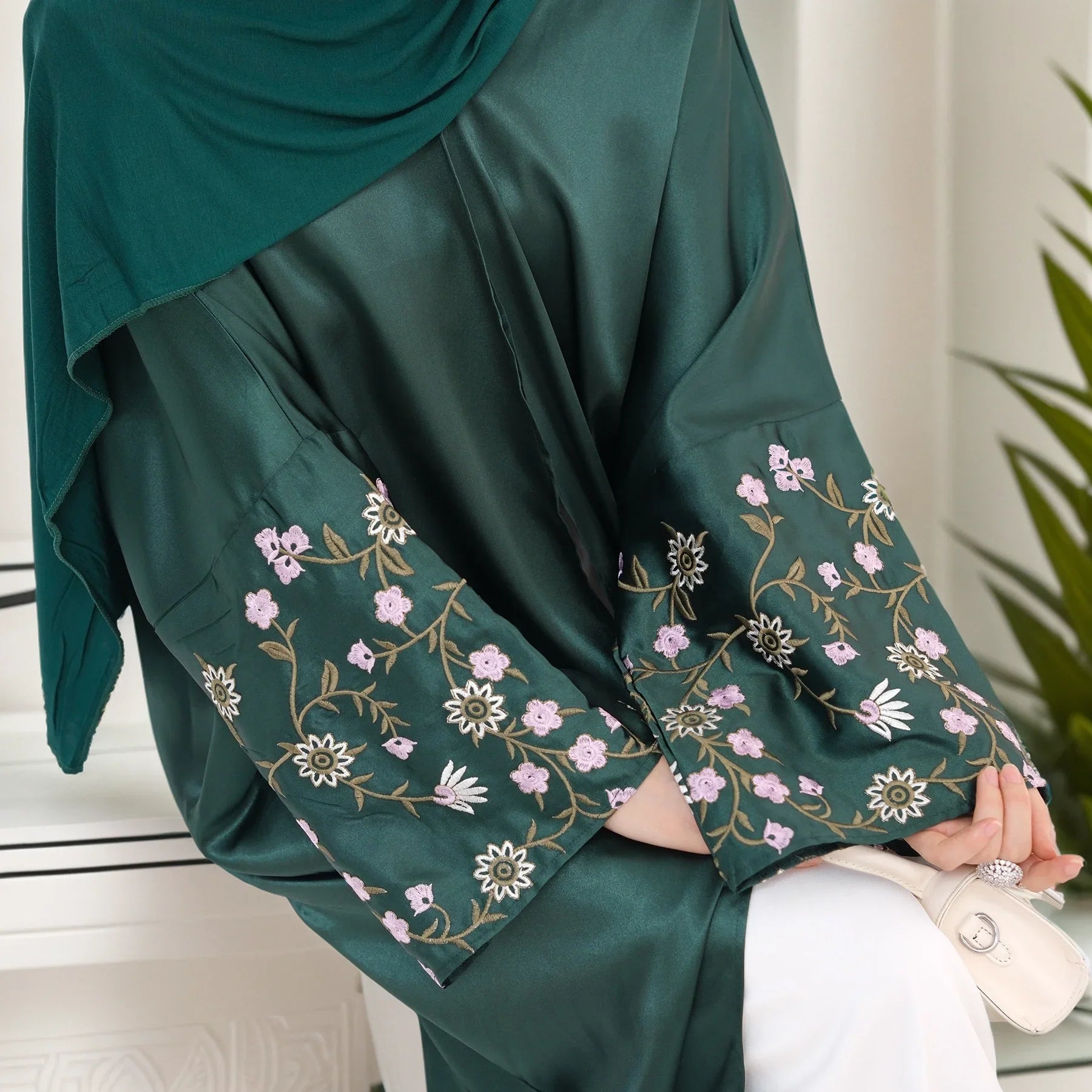 LM054 Abaya Satin Florale Ouverte | Style Khaleeji Brodé pour Aïd et Modestie Quotidienne