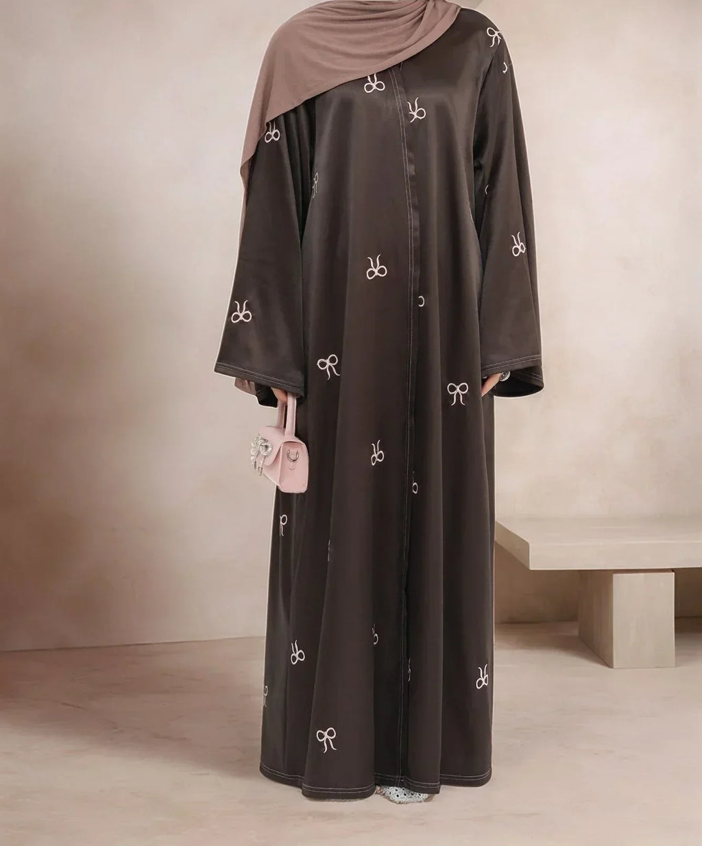 LM068 Abaya Aïd Satin avec Nœuds Brodés & Manches Cloche | Robe Modeste Luxueuse pour Aïd & Iftar