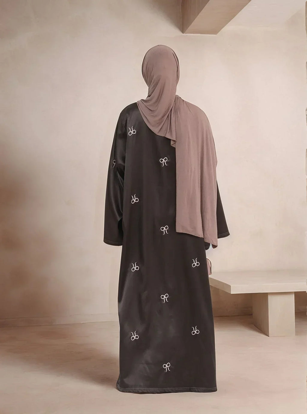 LM068 Abaya Aïd Satin avec Nœuds Brodés & Manches Cloche | Robe Modeste Luxueuse pour Aïd & Iftar