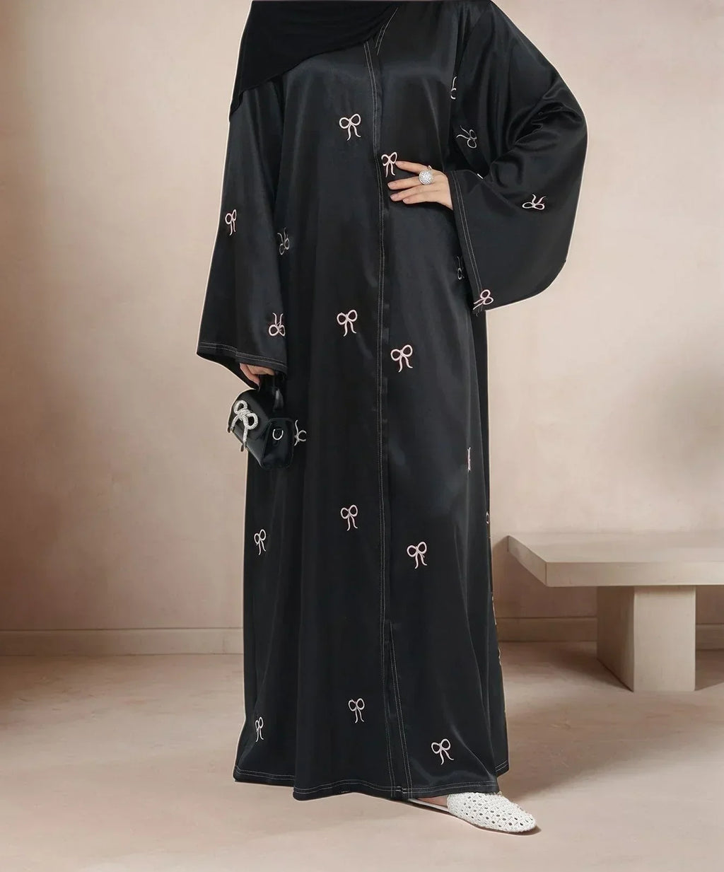 LM068 Abaya Aïd Satin avec Nœuds Brodés & Manches Cloche | Robe Modeste Luxueuse pour Aïd & Iftar