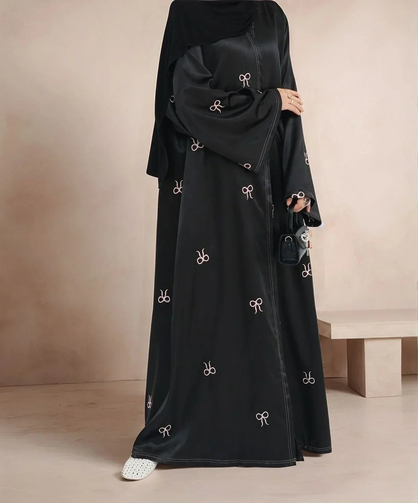 LM068 Abaya Aïd Satin avec Nœuds Brodés & Manches Cloche | Robe Modeste Luxueuse pour Aïd & Iftar