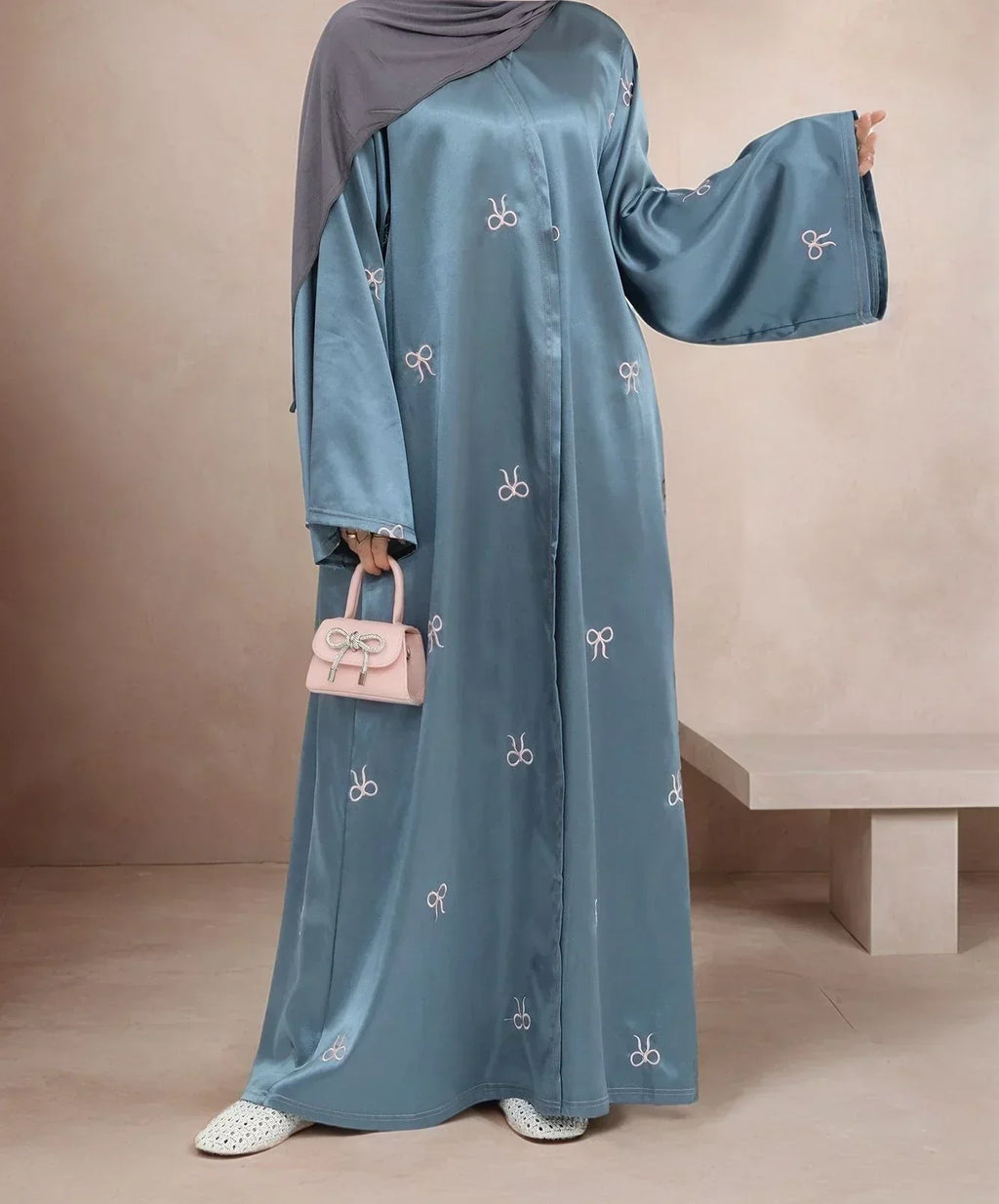 LM068 Abaya Aïd Satin avec Nœuds Brodés & Manches Cloche | Robe Modeste Luxueuse pour Aïd & Iftar