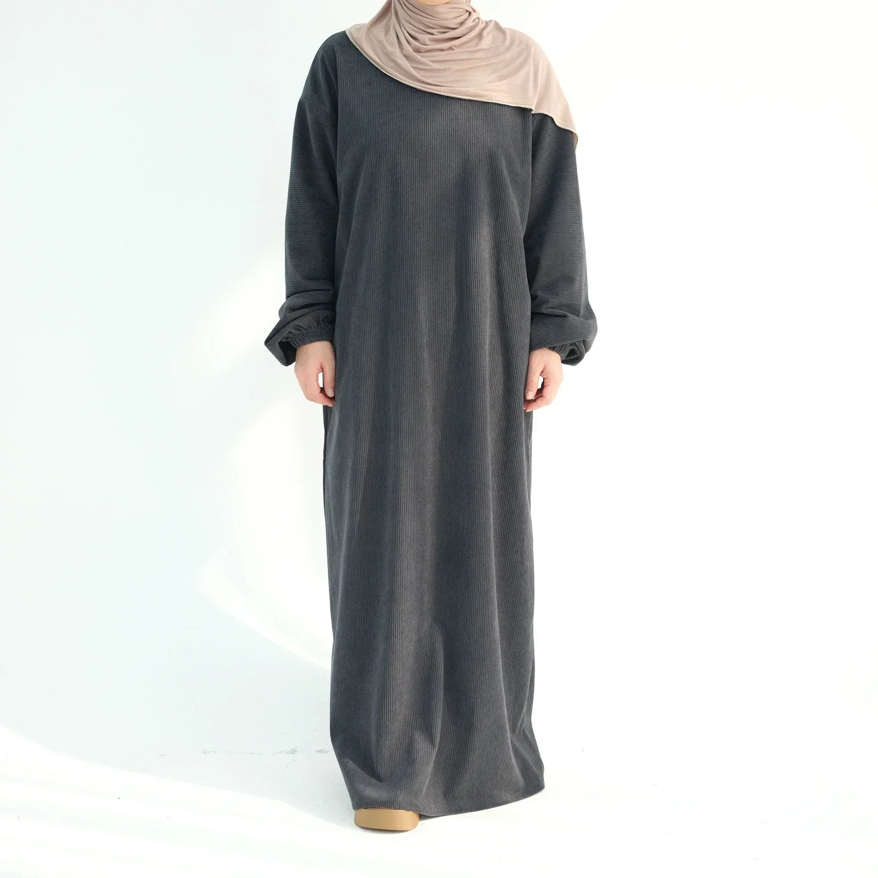 LM078 Robe Abaya Velours Côtelé Manches à Revers | Essentiel Hiver Modeste avec Détails Nervurés
