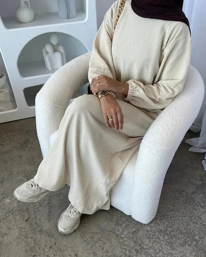 LM078 Robe Abaya Velours Côtelé Manches à Revers | Essentiel Hiver Modeste avec Détails Nervurés