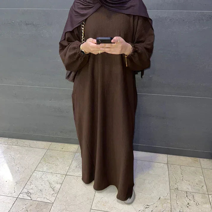 LM078 Robe Abaya Velours Côtelé Manches à Revers | Essentiel Hiver Modeste avec Détails Nervurés