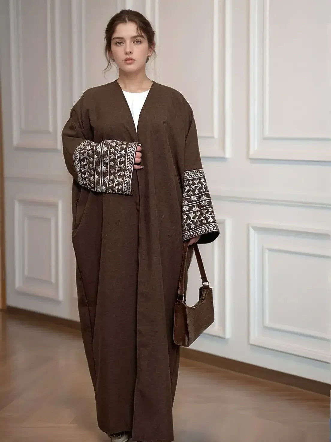LM084 Abaya Ouverte Lin Texturé Brodé Marguerites Élégante | Vêtement Islamique Modeste pour Femmes
