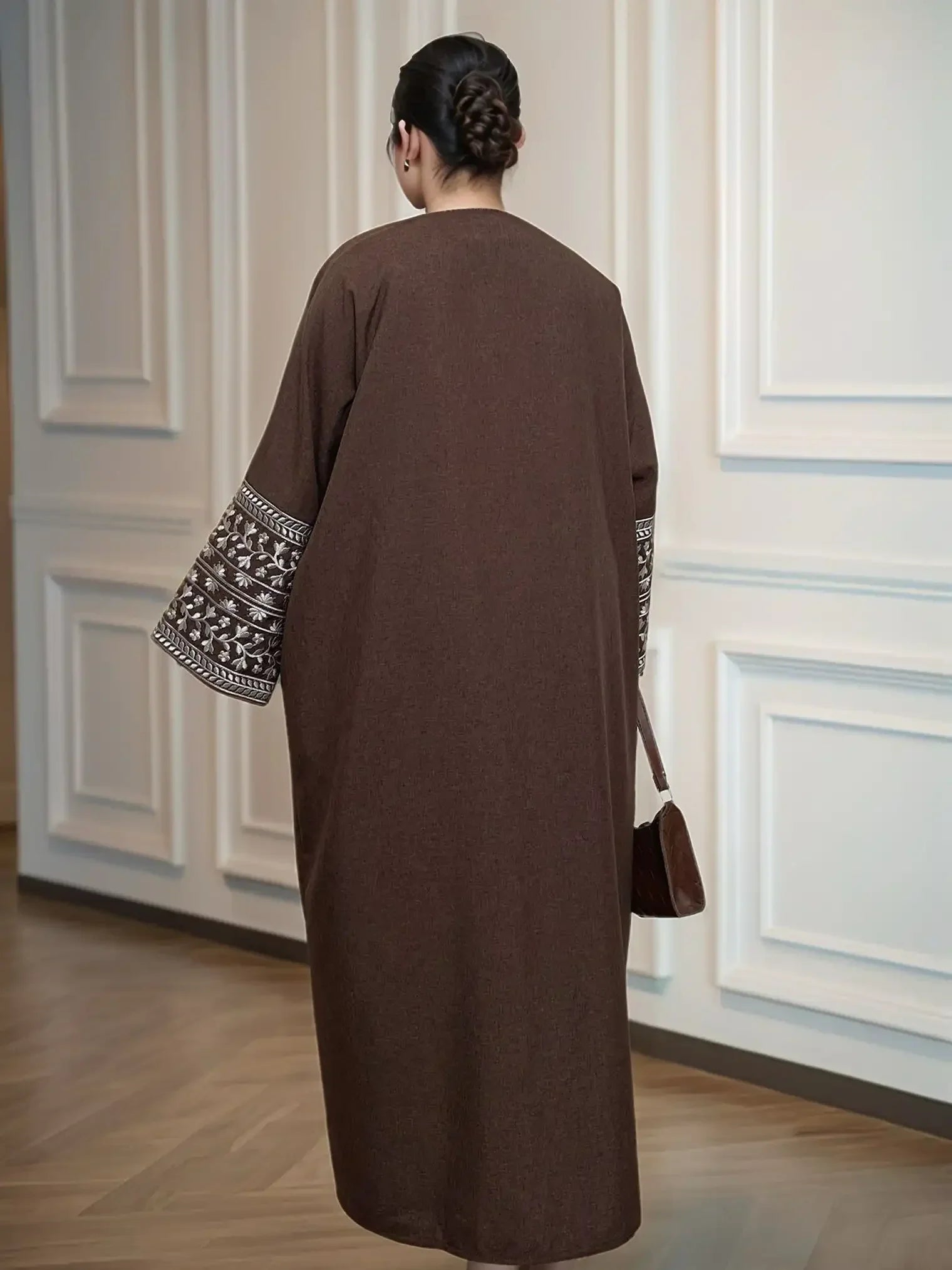 LM084 Abaya Ouverte Lin Texturé Brodé Marguerites Élégante | Vêtement Islamique Modeste pour Femmes