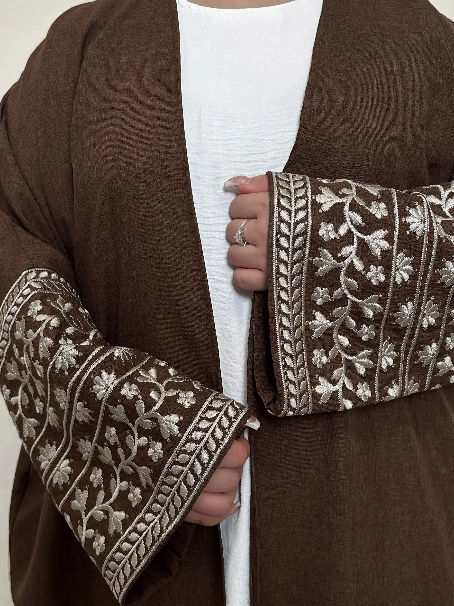 LM084 Abaya Ouverte Lin Texturé Brodé Marguerites Élégante | Vêtement Islamique Modeste pour Femmes