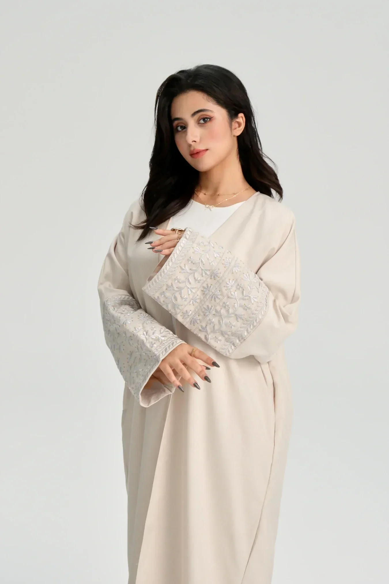 LM084 Abaya Ouverte Lin Texturé Brodé Marguerites Élégante | Vêtement Islamique Modeste pour Femmes