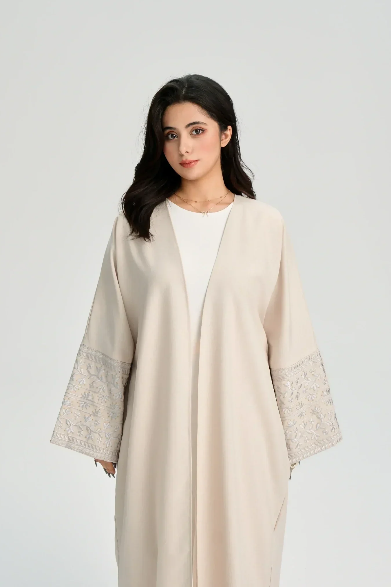 LM084 Abaya Ouverte Lin Texturé Brodé Marguerites Élégante | Vêtement Islamique Modeste pour Femmes