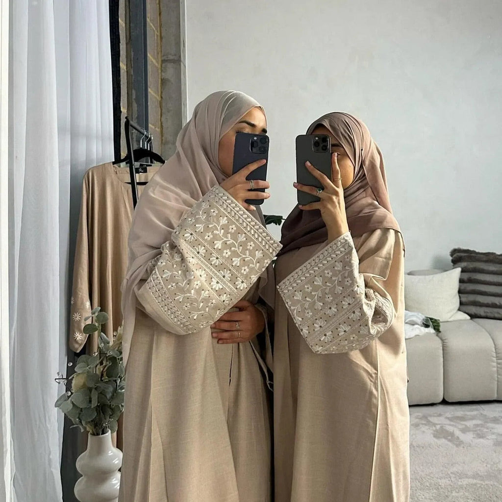 LM084 Abaya Ouverte Lin Texturé Brodé Marguerites Élégante | Vêtement Islamique Modeste pour Femmes