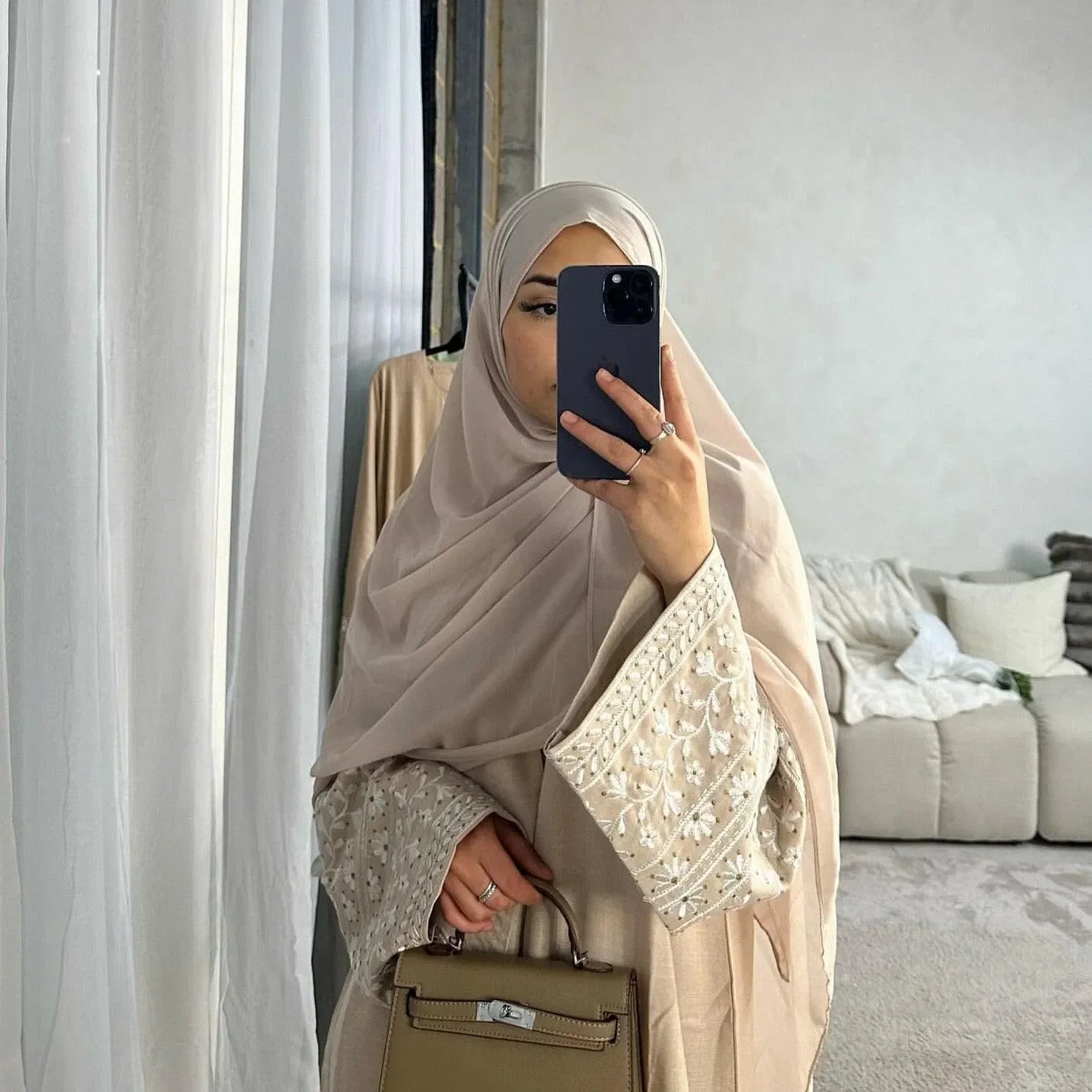 LM084 Abaya Ouverte Lin Texturé Brodé Marguerites Élégante | Vêtement Islamique Modeste pour Femmes