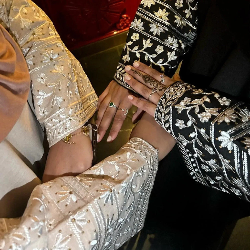 LM084 Abaya Ouverte Lin Texturé Brodé Marguerites Élégante | Vêtement Islamique Modeste pour Femmes
