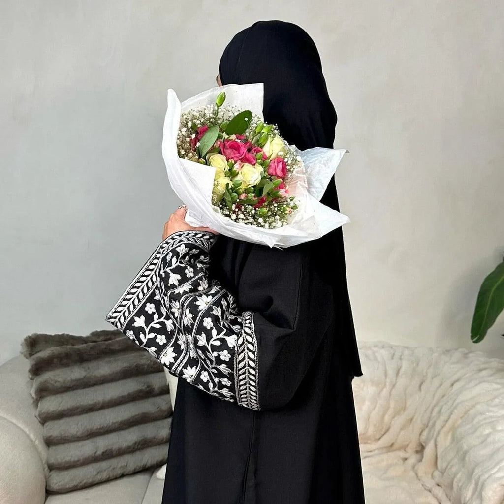 LM084 Abaya Ouverte Lin Texturé Brodé Marguerites Élégante | Vêtement Islamique Modeste pour Femmes