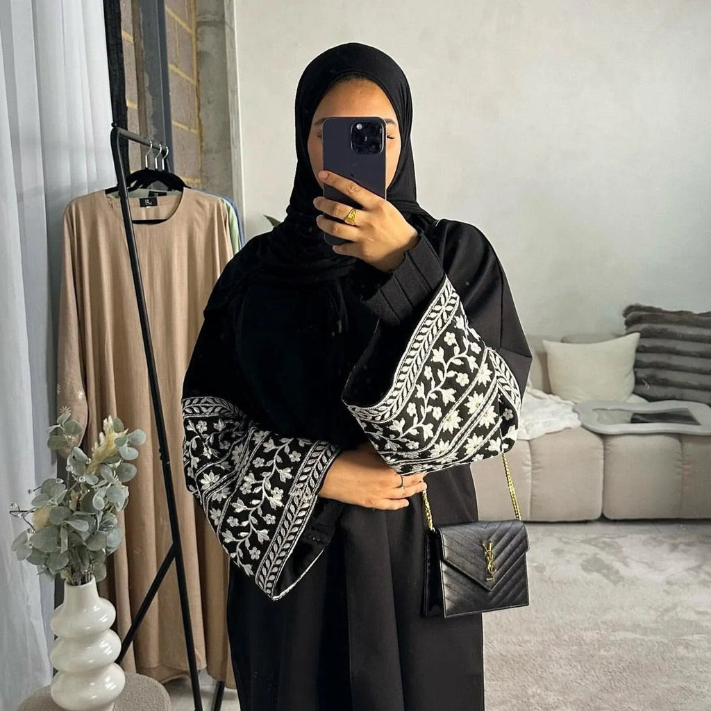 LM084 Abaya Ouverte Lin Texturé Brodé Marguerites Élégante | Vêtement Islamique Modeste pour Femmes