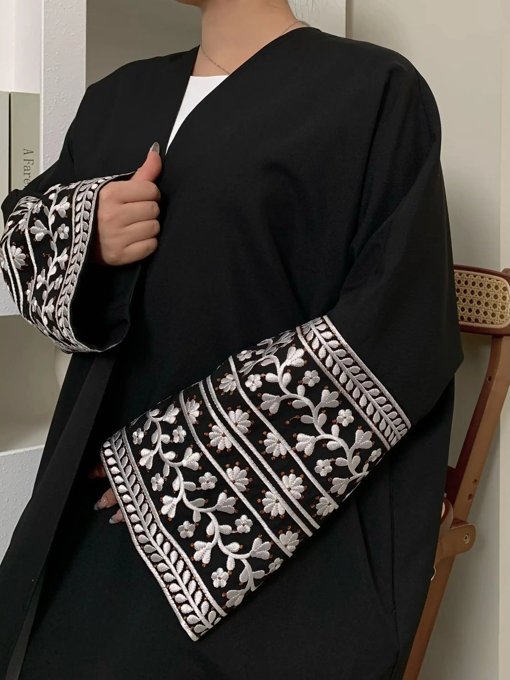 LM084 Abaya Ouverte Lin Texturé Brodé Marguerites Élégante | Vêtement Islamique Modeste pour Femmes