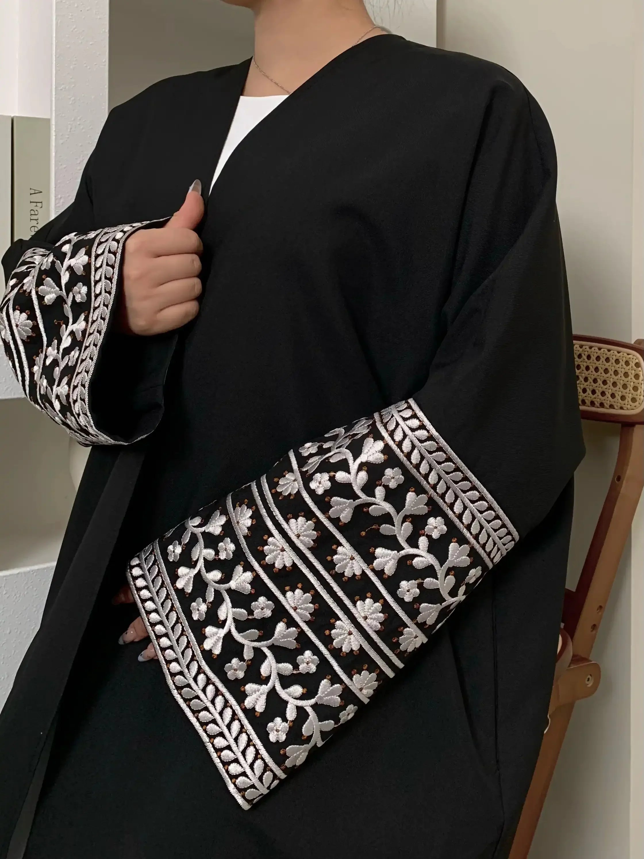 LM084 Abaya Ouverte Lin Texturé Brodé Marguerites Élégante | Vêtement Islamique Modeste pour Femmes