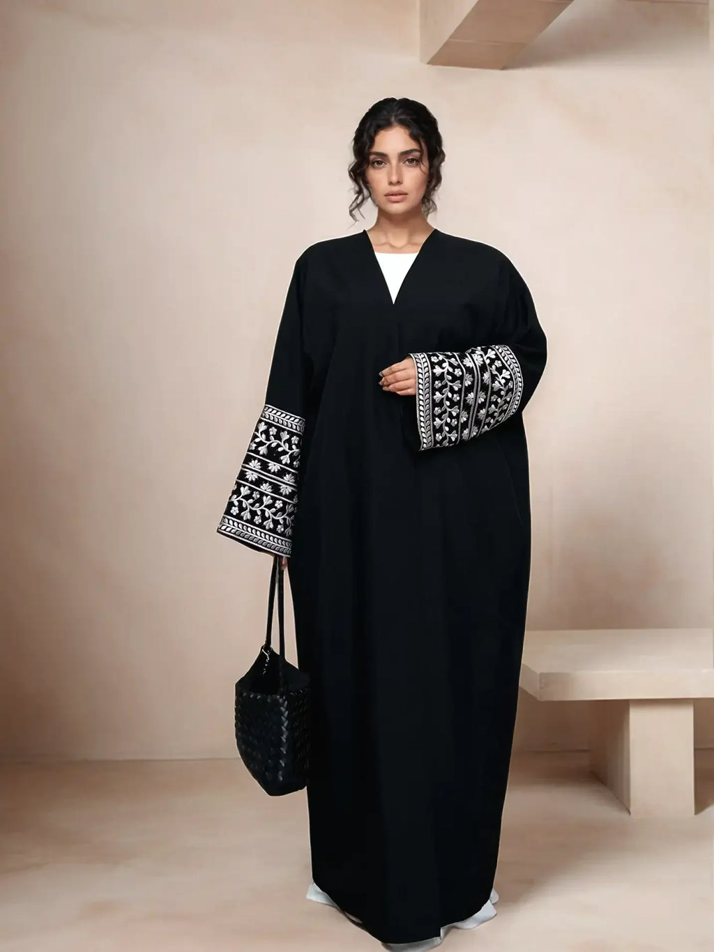 LM084 Abaya Ouverte Lin Texturé Brodé Marguerites Élégante | Vêtement Islamique Modeste pour Femmes